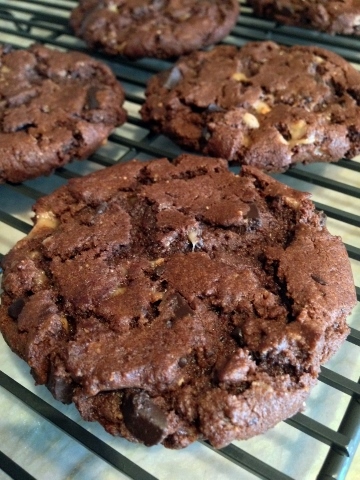 Flourless Chocolate Peanut Butter Toffee Cookies – Recipe! Image 2