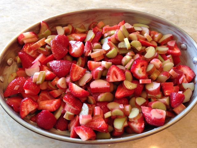 Rhubarb Strawberry Pecan Crisp 043 (640x480)