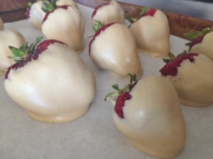 White Chocolate Peanut Butter Dipped Strawberries 049 (640x480)
