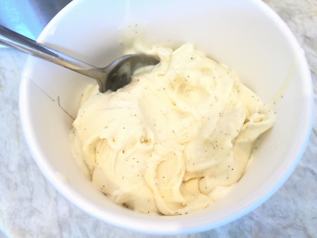 Triple Vanilla Ice Cream Sundaes 100 (640x480)
