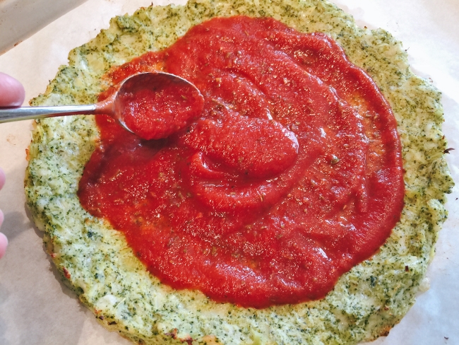 broccoli-crust-burrata-prosciutto-pizza-025-650x488