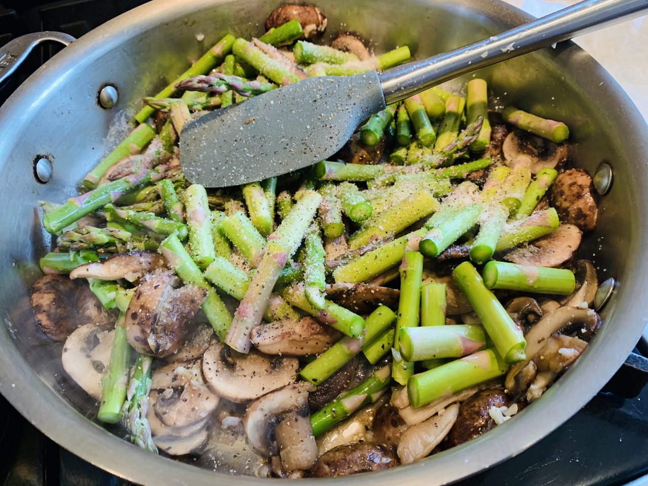 Creamy Asparagus & Mushroom Linguine – Recipe! Image 3